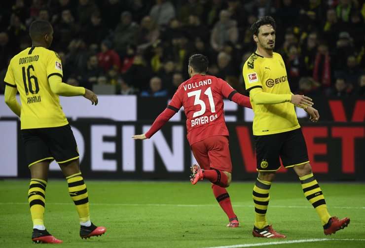Nadiem Amiri chuyền bóng cho Kevin Volland (Bayer Leverkusen), cầu thủ này nhận bóng và tung một cú sút xuất sắc từ rìa vòng cấm. Pha dứt điểm của anh đi vào góc thấp bên trái. Một bàn thắng tuyệt đẹp! Tỉ số là 1:0.
