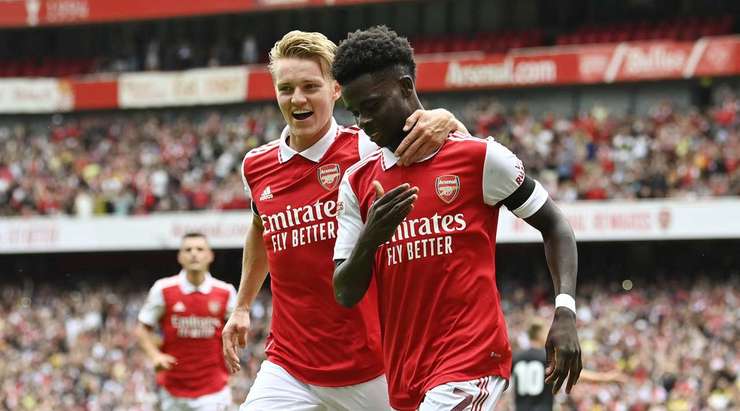 Vào! Bukayo Saka (Arsenal) giành chiến thắng trên chấm phạt đền bằng một cú sút không thể cản phá, vượt qua tầm với của thủ môn Bono vào góc thấp bên trái.