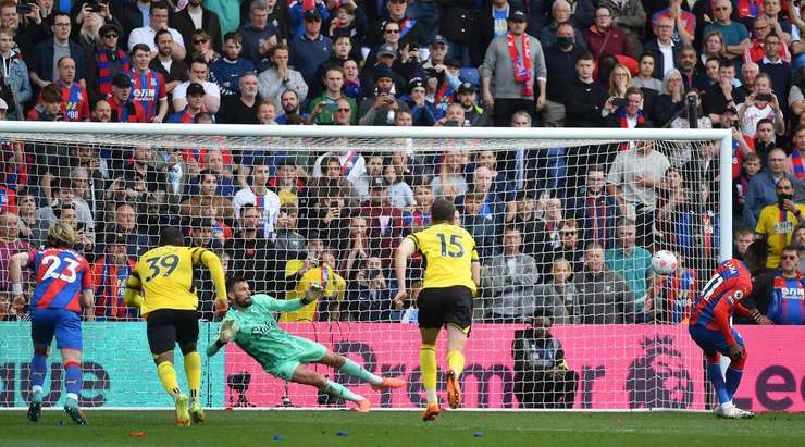 VÀO! Đó là một cú sút phạt đền hoàn hảo của Wilfried Zaha (Crystal Palace) về phía bên phải khung thành, không có một chút cơ hội nào cho thủ môn Ben Foster để cản phá!