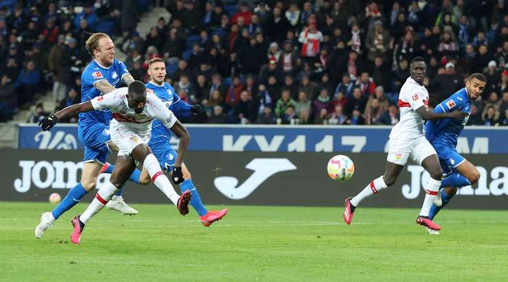 Serhou Guirassy (VfB Stuttgart) nhận một đường chuyền đẹp mắt từ đồng đội và tung cú sút căng, đưa bóng vào góc cao bên phải. Một cú sút rất hiểm hóc!