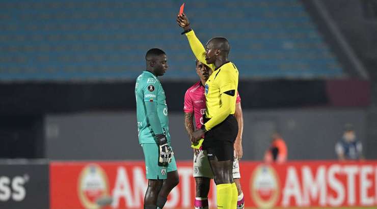 Sau khi tham khảo VAR, trọng tài ra hiệu hủy thẻ vàng và rút thẻ đỏ. Moises Ramirez (Independiente del Valle) phải rời khỏi sân!