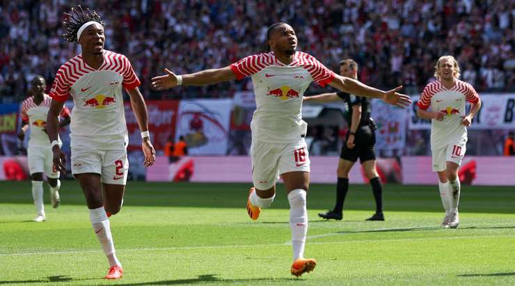Một nỗ lực cá nhân đáng kinh ngạc của Christopher Nkunku (RB Leipzig) kết thúc với một cú sút từ trong vòng cấm. Cầu thủ này đưa bóng đi chìm vào ngay giữa và thay đổi tỉ số thành 2:0. Thủ môn Ralf Fahrmann đã không thể làm được gì.