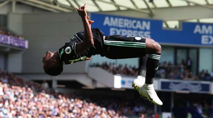 Một cú sút tuyệt đẹp! Patson Daka (Leicester) đón đường chọc khe chuẩn xác của Youri Tielemans và làm tung lưới khung thành đối phương với một cú sút không thể cản phá từ rìa vòng cấm. Một bàn thắng tuyệt vời. Tỉ số bây giờ là 2:2.
