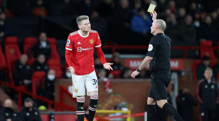 Một chiếc thẻ vàng xứng đáng. Cú tắc bóng của Scott McTominay (Manchester United) là khá thô bạo và trọng tài Michael Dean đã không do dự rút ra một chiếc thẻ vàng cho anh ấy.