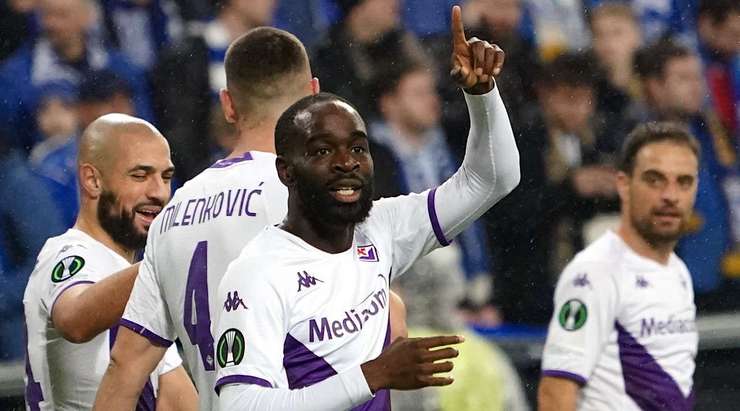 Một cú dứt điểm tinh tế của Jonathan Ikone (Fiorentina). Cú sút từ rìa vòng cấm địa đưa bóng đi thẳng vào phía trong cột dọc bên trái.