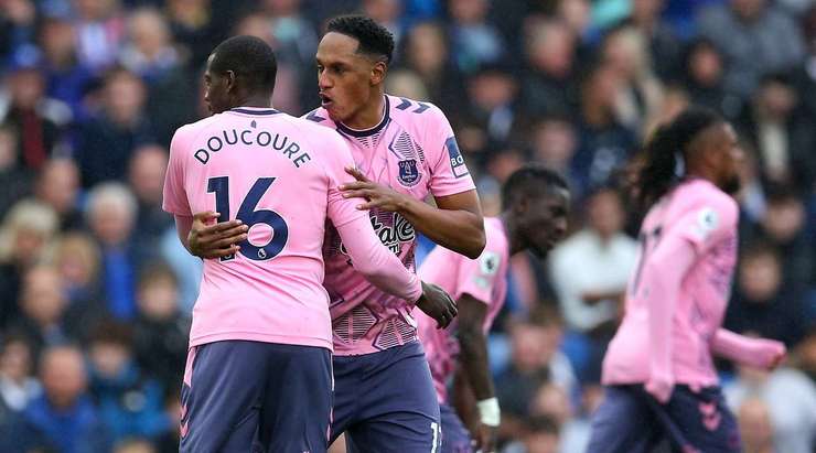 Một bàn thắng đồng đội tuyệt vời! Abdoulaye Doucoure (Everton) được giải thoát trong vòng cấm bởi Dominic Calvert-Lewin và không mắc một sai lầm nào với một pha dứt điểm tốt vào góc trái phía dưới. 0:1.