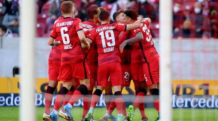 Obite Evan N'Dicka (Eintracht Frankfurt) có khoảng trống trong vòng cấm sau quả phạt góc và anh dứt điểm chuẩn xác vào góc cao bên phải.