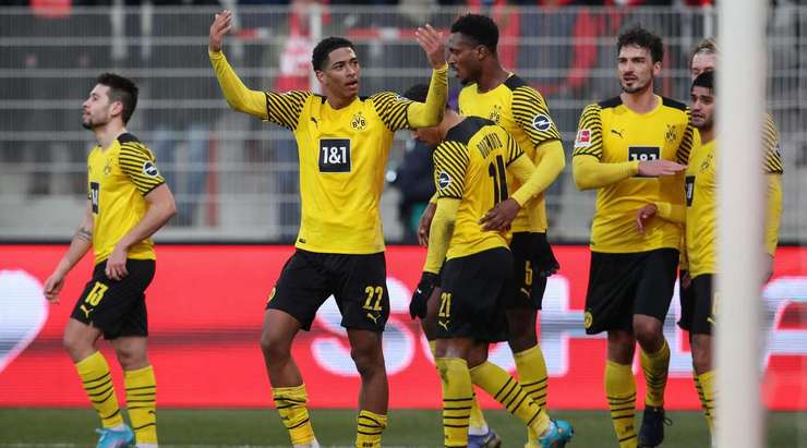 Vào! Raphael Guerreiro (Dortmund) đã có mặt đúng lúc đúng chỗ để lấy bóng bật ra trong vòng cấm, và anh ấy sút bóng đi chìm vào phía trong cột dọc bên trái. Tỉ số là 0:3.