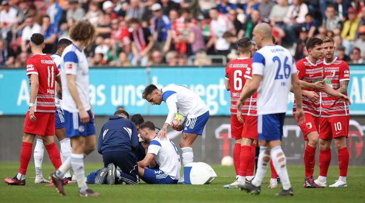 Chấn thương của Tom Krauss (Schalke) có vẻ như đủ nghiêm trọng để buộc anh dừng trận đấu tại đây.