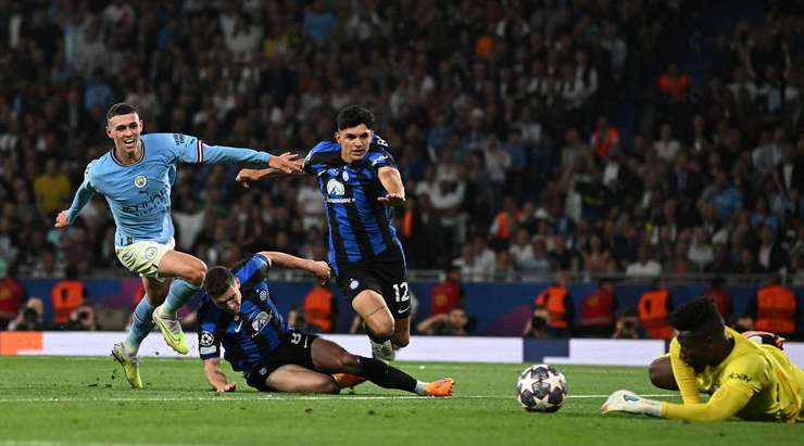Phil Foden (Manchester City) đi bóng lắt léo vào vòng cấm và tung một cú sút chìm về phía cột dọc bên phải, nhưng thủ môn đã có một pha cản phá xuất sắc.