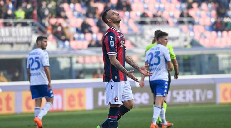 Marko Arnautovic (Bologna) khai hỏa một cú sút đẹp mắt từ cự ly chừng 25m, nhưng bóng lại đi trúng vào xà ngang! Suýt chút nữa thôi là anh đã có một bàn thắng tuyệt diệu.