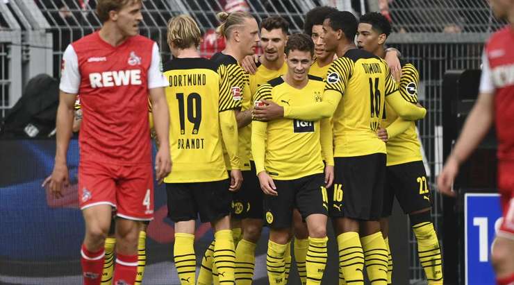 Jude Bellingham thực hiện một quả tạt bổng đẹp mắt vào vòng cấm, nơi Thorgan Hazard (Dortmund) bật cao đánh đầu vào góc trái phía dưới khung thành, đánh bại thủ môn. Tỉ số được nâng lên 1:0.