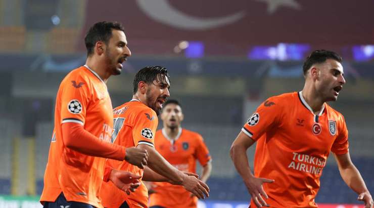 Một cú dứt điểm tinh tế của Irfan Kahveci (Basaksehir). Cú sút từ rìa vòng cấm địa đưa bóng đi thẳng vào phía trong cột dọc bên trái.