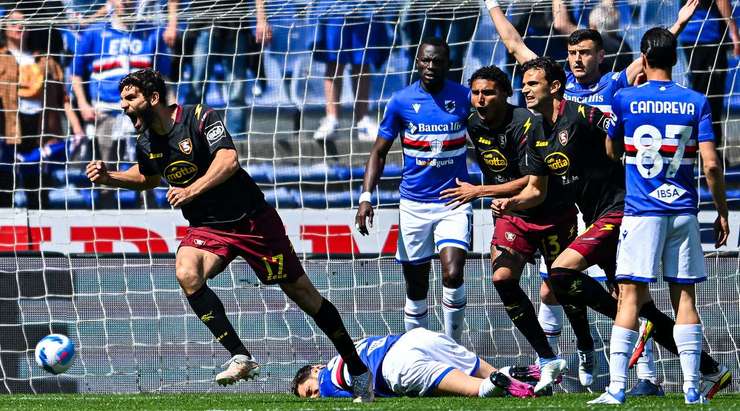 Federico Fazio (Salernitana) đón quả phạt góc và thể hiện khả năng săn bàn của mình với một cú đánh đầu lạnh lùng từ cự li gần vào góc trái cầu môn. Tỉ số là 0:1.