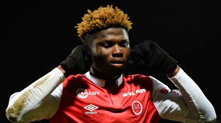 Vào! El Bilal Toure (Reims) tinh quái dừng lại một nhịp trước khi sút, chờ cho thủ môn Ludovic Butelle đổ người trước khi bình tĩnh đưa bóng vào góc phải khung thành.