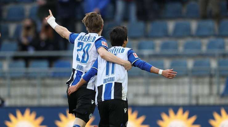 Vào! Patrick Wimmer vừa thả một đường chọc khe thông minh cho Masaya Okugawa (Arminia Bielefeld), anh xâm nhập vòng cấm và phóng một cú sút chính xác về phía góc thấp bên trái khung thành. Tỉ số là 1:0.
