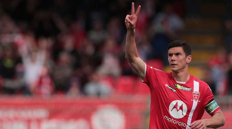 Vào! Matteo Pessina (Monza) tinh quái dừng lại một nhịp trước khi sút, chờ cho thủ môn Pietro Terracciano đổ người trước khi bình tĩnh đưa bóng vào góc thấp bên phải.