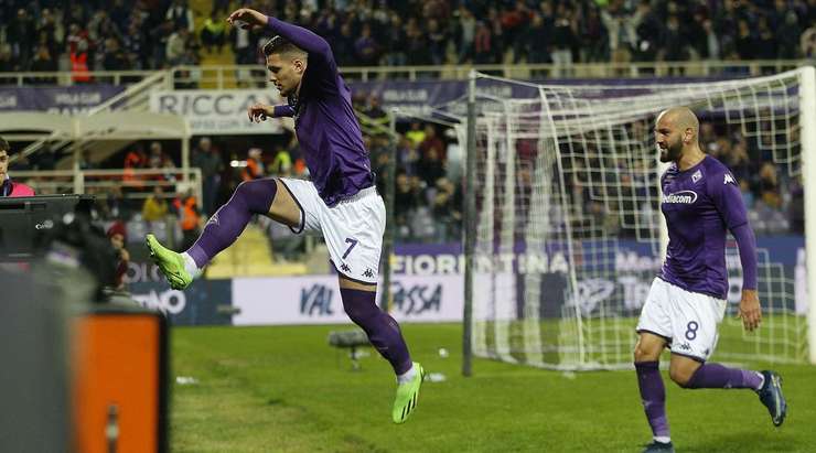 Luka Jovic (Fiorentina) có rất nhiều khoảng trống sau khi đón một đường chuyền chính xác trong vòng cấm. Anh không do dự tung một cú sút tuyệt vời, đưa bóng vào góc thấp bên trái cầu môn.