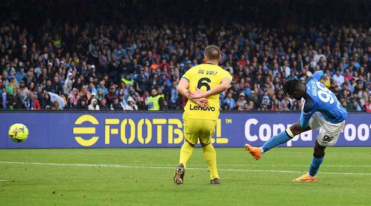 Andre Zambo Anguissa (Napoli) ghi bàn! Anh ấy đón một đường chuyền của đồng đội và tung một cú sút hoàn hảo từ rìa vòng cấm, đi vào góc thấp bên phải khung thành, vượt quá tầm với của thủ môn.