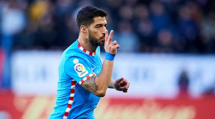 Luis Suarez (Atl. Madrid) ghi một bàn thắng phi thường! Anh ấy nhận đường chuyền từ đồng đội, tự tạo khoảng trống cho mình và tung một cú sút xa trái phá đánh bại thủ môn, đưa bóng vào sát bên dưới xà ngang.