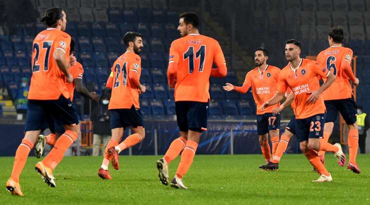Irfan Kahveci (Basaksehir) ghi một bàn thắng tuyệt đẹp từ vị trí đá phạt! Cú cứa lòng của anh đi đập xà ngang vào lưới. Một cú sút xuất sắc!