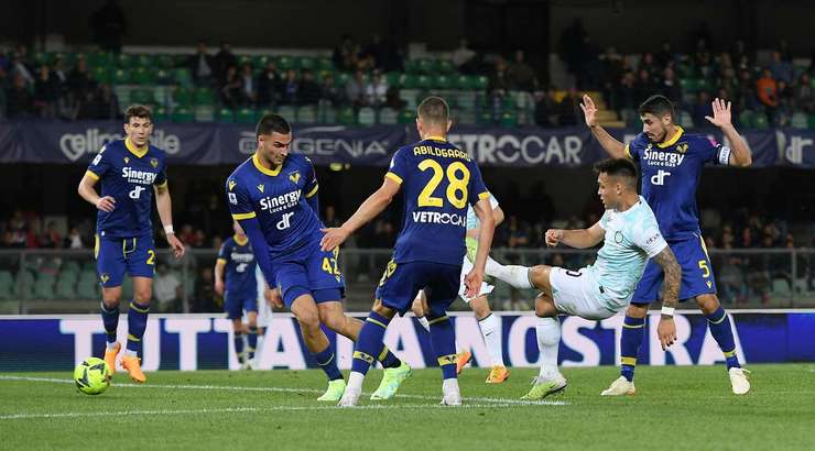 Vào! Lautaro Martinez (Inter) đã có mặt đúng lúc đúng chỗ để lấy bóng bật ra trong vòng cấm, và anh ấy sút bóng đi chìm vào phía trong cột dọc bên phải. Tỉ số là 0:6.