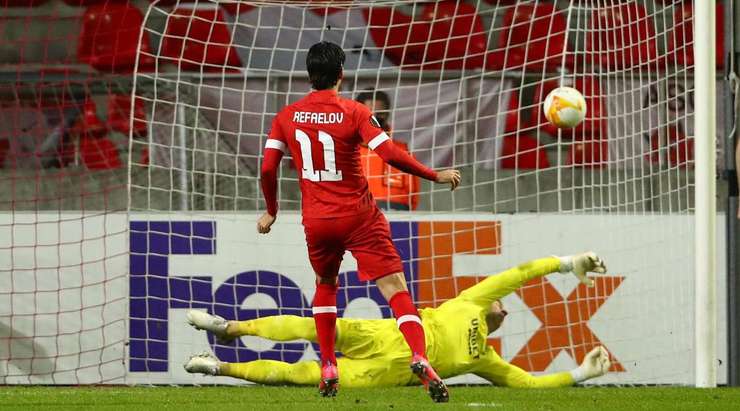 VÀO! Đó là một cú sút phạt đền hoàn hảo của Lior Refaelov (FC Antwerp) về phía bên phải khung thành, không có một chút cơ hội nào cho thủ môn Allan McGregor để cản phá!