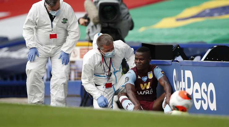 Mbwana Samata (Aston Villa) đang nằm sân trong đau đớn và anh cần sự chăm sóc y tế. Chúng ta vẫn chưa thể xác định được mức độ nghiêm trọng của chấn thương vừa rồi.