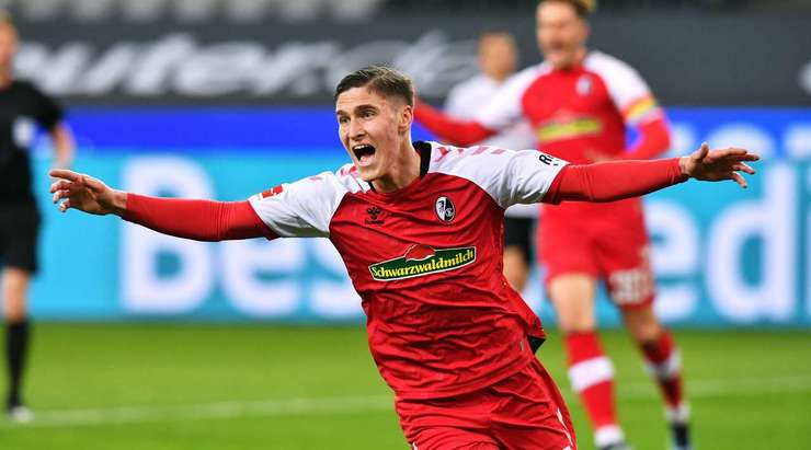 Roland Sallai (Freiburg) nhận một đường chuyền sát thủ, đặt anh vào thế đối mặt với thủ môn và anh đã ghi bàn với một cú sút lạnh lùng vào phía trong cột dọc bên phải. Một cú dứt điểm tuyệt vời.