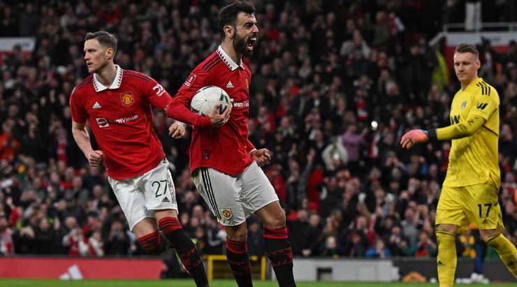 Vào! Bruno Fernandes (Manchester United) giành chiến thắng trên chấm phạt đền bằng một cú sút không thể cản phá, vượt qua tầm với của thủ môn Bernd Leno vào góc thấp bên phải.