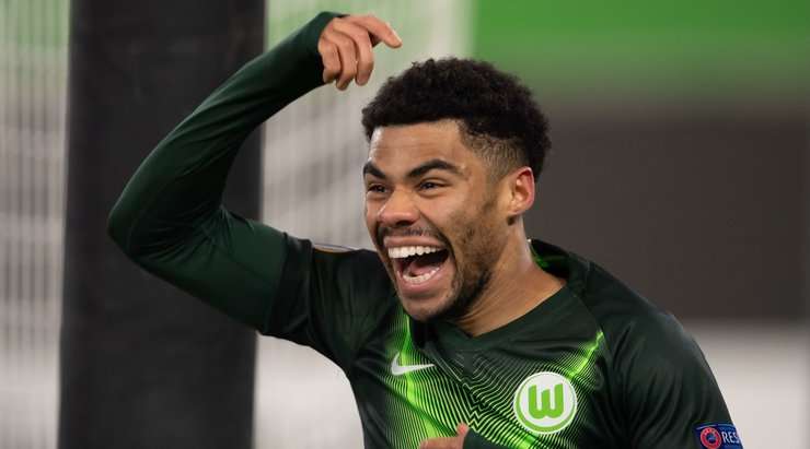 Paulo Otavio (Wolfsburg) có rất nhiều khoảng trống sau khi đón một đường chuyền chính xác trong vòng cấm. Anh không do dự tung một cú sút tuyệt vời, đưa bóng vào góc trái khung thành.