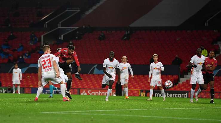 Marcus Rashford (Manchester United) với một pha dứt điểm tuyệt vởi. Anh ấy tạo khoảng trống sau một đường chuyền được thực hiện tốt trong vòng cấm và sút bóng vào lưới, nhắm chìm vào chính giữa khung thành.