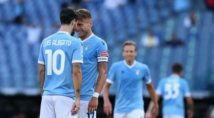 2:1. Ciro Immobile (Lazio) đón một đường chuyền tại rìa khu cấm địa và ngay lập tức tung cú sút một chạm tuyệt vời bay vào góc trái phía dưới. Một pha dứt điểm kinh ngạc! Jeroen Zoet cố gắng ngăn chặn nó, nhưng không có cơ hội cho anh ấy. Kiến tạo bởi Luis Alberto.