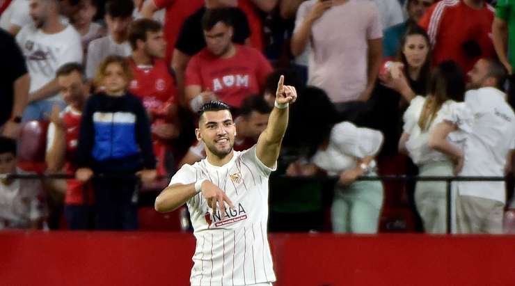 Rafa Mir (Sevilla) nhận một đường chuyền thú vị bên trong vòng cấm và anh tung một cú sút chìm chuẩn xác vào góc thấp bên phải khung thành. Một pha dứt điểm rất hiểm!