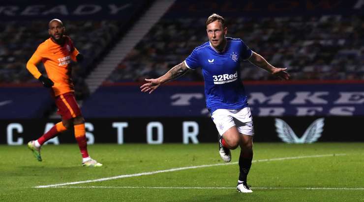 Scott Arfield (Rangers) nhận một đường chuyền sát thủ, đặt anh vào thế đối mặt với thủ môn và anh đã bình tĩnh đưa bóng vào lưới.