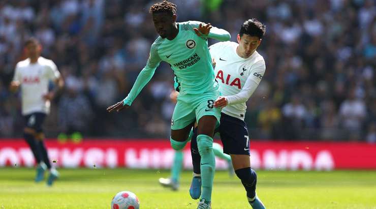 Heung-Min Son (Tottenham) đã thi đấu quá nhiệt trong một đợt lên bóng, và nó kết thúc bằng việc anh bị thổi phạt vì phạm lỗi với đối phương.