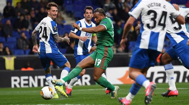 Vào! Sau khi nhận một đường chuyền tốt, Adama Traore (Wolves) tung một cú sút đi thẳng vào góc thấp bên trái khung thành. Một tình huống phối hợp đồng đội tuyệt vời!