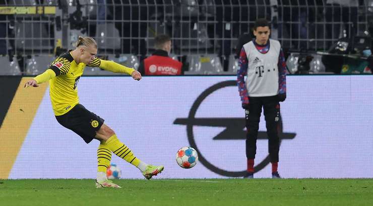 Jude Bellingham thực hiện một đường chuyền vào trong vòng cấm. Erling Haaland (Dortmund) đón bóng và nhanh chóng tung một cú sút về phía góc phải khung thành, đưa bóng đập cột dọc vào lưới! Thủ môn đã không thể làm được gì. Tỉ số là 2:2!