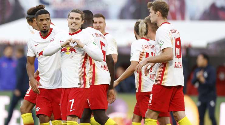 Vào! Marcel Sabitzer (RB Leipzig) giành chiến thắng trên chấm phạt đền bằng một cú sút không thể cản phá, vượt qua tầm với của thủ môn Alexander Schwolow vào góc thấp bên phải.