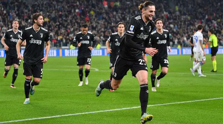 Adrien Rabiot (Juventus) ghi bàn! Anh ấy đón một đường chuyền của đồng đội và tung một cú sút hoàn hảo từ rìa vòng cấm, đi vào phía trong cột dọc bên phải khung thành, vượt quá tầm với của thủ môn.