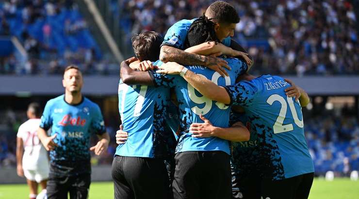 Andre Zambo Anguissa (Napoli) nhận đường tạt bóng từ đồng đội và chuyển hóa nó thành bàn thắng bằng một cú đánh đầu chuẩn xác vào phía trong cột dọc bên phải!