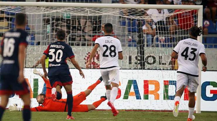 Joao Pedro (Cagliari) xâm nhập vòng cấm trước khi nhận một đường chuyền tuyệt vời của đồng đội và tung một cú sút chuẩn xác để đánh bại thủ môn. Quả bóng bay vào góc thấp bên trái khung thành.