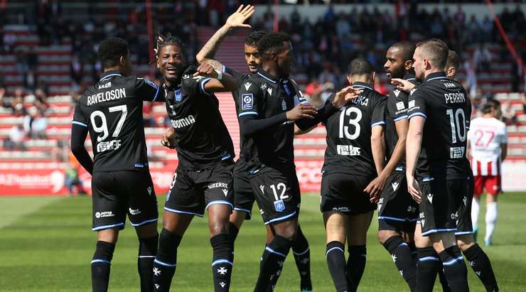 Vào rồi! Nuno Da Costa (Auxerre) bức tốc vào vòng cấm và chọn đúng điểm rơi sau đường căng ngang của Rayan Raveloson trước khi dứt điểm cận thành đẹp mắt vào góc thấp bên phải khung thành. Tỉ số là 0:2.