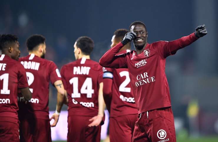 Sau quả phạt góc, Ibrahima Niane (Metz) tung một cú sút tuyệt vời từ rìa vòng cấm vào góc thấp bên phải khung thành!