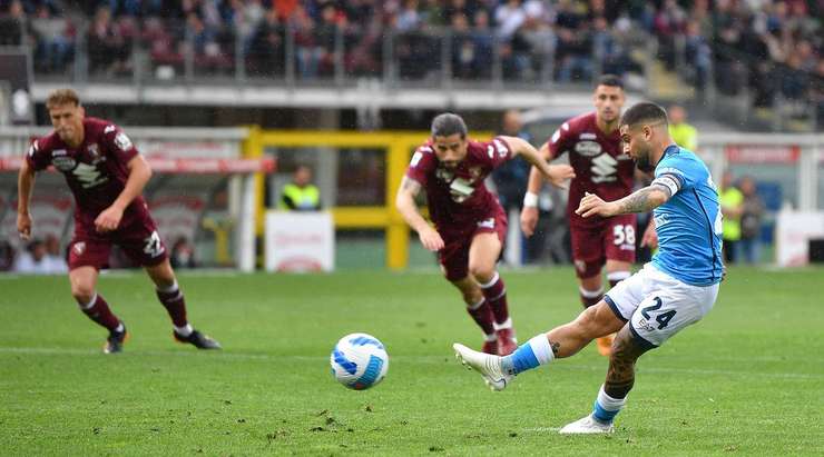 Lorenzo Insigne (Napoli) đặt bóng tại chấm phạt đền và sút về phía cột dọc bên trái. Pha dứt điểm của anh không đủ lực và thủ môn Etrit Berisha đã kịp đổ người đẩy bóng ra ngoài với một tình huống cứu thua xuất sắc. Trợ lý trọng tài có một quyết định đúng và Napoli sẽ có một quả phạt góc.