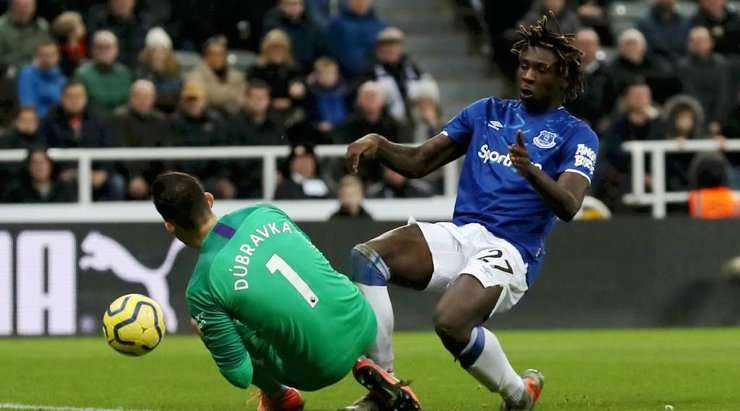 Một cú đỡ bóng xuất sắc của Moise Kean (Everton)! Anh ấy nhận một đường chuyền chuẩn xác của đồng đội ở sâu trong vòng cấm và tung một cú sút chìm vào giữa khung thành, nhưng thủ môn đã có pha cứu thua tuyệt vời.