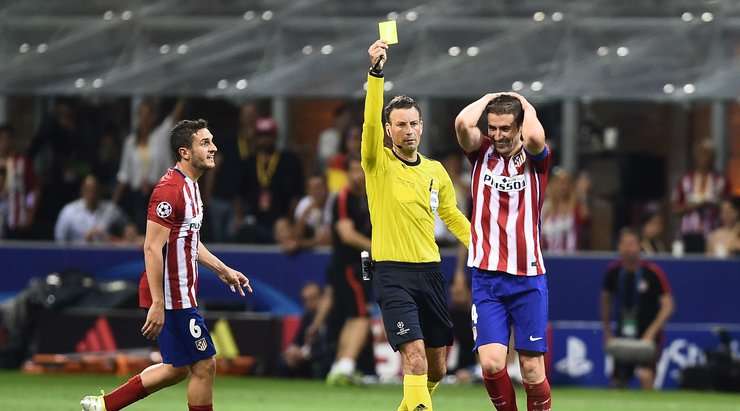 Gabi (Atl. Madrid) cố gắng tranh luận với trọng tài Mark Clattenburg, nhưng anh ấy sớm nhận ra đó không phải là điều nên làm khi trọng tài này rút ra một chiếc thẻ vàng.
