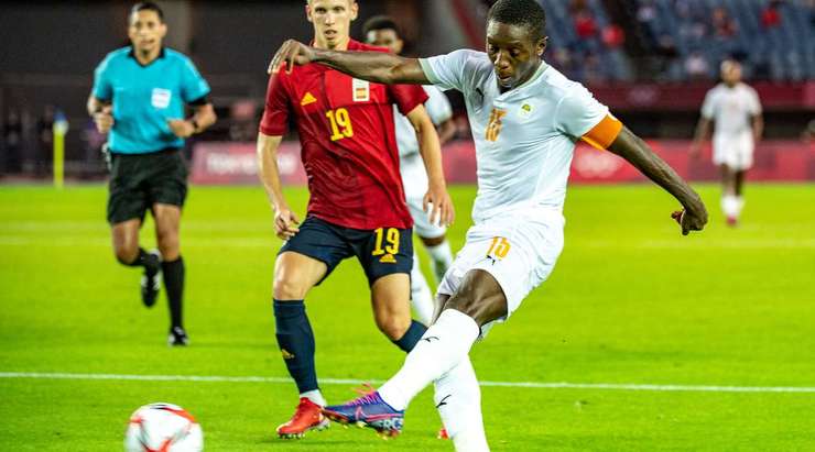 Max Gradel (Bờ Biển Ngà) nhận một đường chuyền của đồng đội vào trong vòng cấm và ghi bàn bằng một cú sút chìm hoàn hảo vào chính giữa khung thành và qua thủ môn.