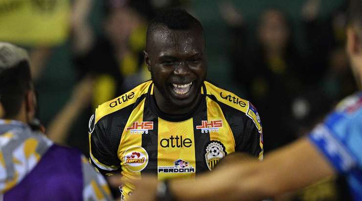 Renny Simisterra (Dep. Tachira) đón đường căng ngang hoàn hảo vào sâu bên trong vòng cấm từ Maurice Cova và tung cú sút chuẩn xác vào góc thấp bên phải. Tỉ số đã được nâng lên: 1:2.