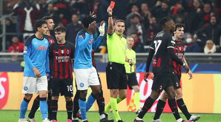 Andre Zambo Anguissa (Napoli) lẽ ra phải cẩn thận hơn. Anh ấy phạm lỗi xấu và nhận chiếc thẻ vàng thứ hai và bị đuổi!